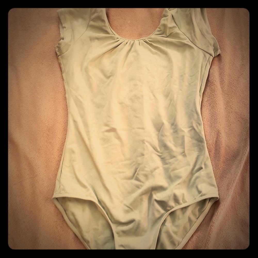 Girls dance leo